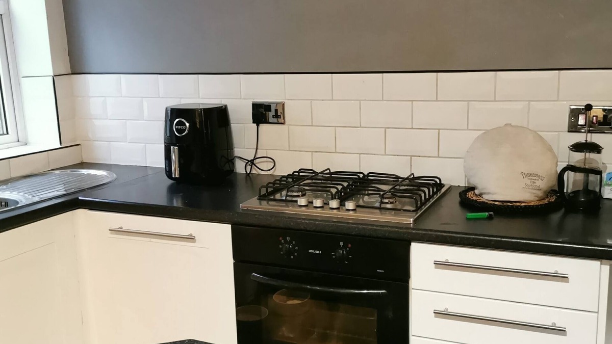 Dover House | West Stret Retreat.nnCozy 2 bedroom house near shops and train station.