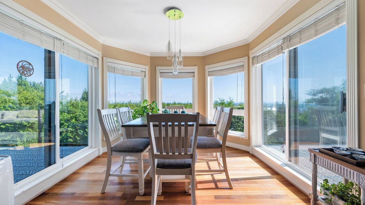 West Vancouver Villa | West Vancouver luxurious getaway w/indoor swimming pool