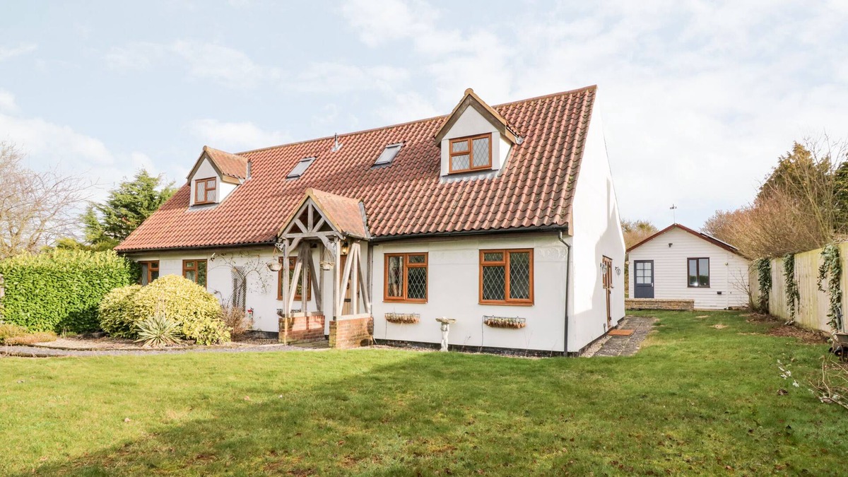Horseheath Cottage | WEST VIEW COTTAGE, pet friendly in Linton, Cambridgeshire