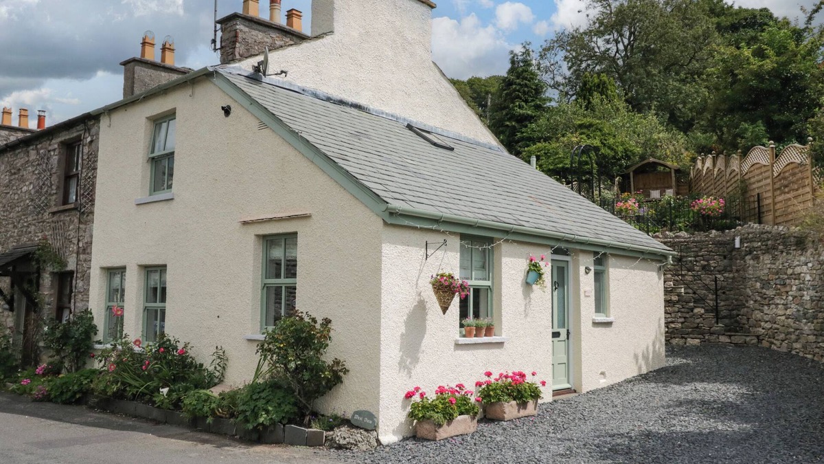 Milnthorpe Cottage | WEST VIEW, pet friendly, character holiday cottage in Milnthorpe