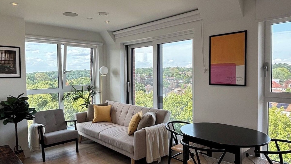 Coombe Hill Apartment | West Wimbledon, 2 Bedroom Luxury Stay, Free parking, Gym, Working Room