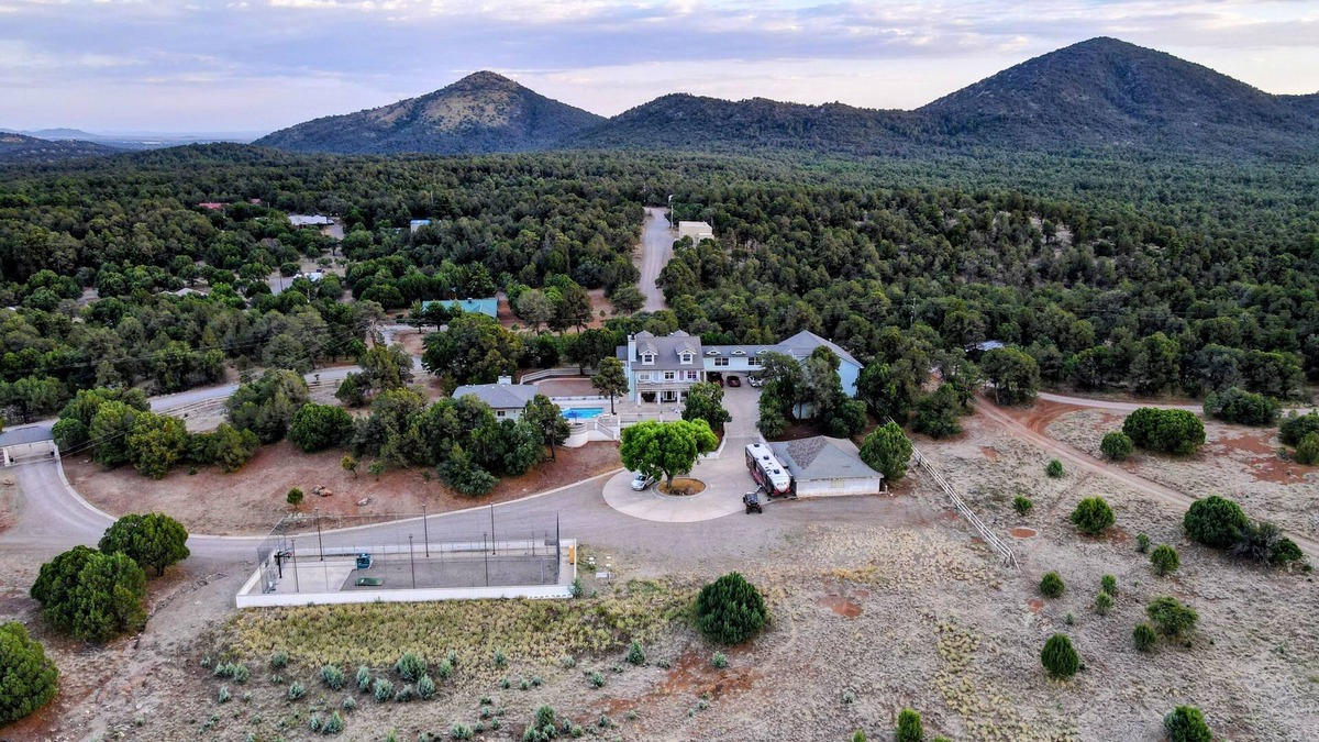 Tyrone House | West Wing of Exquisite Mountain Estate with Pool [West Wing]