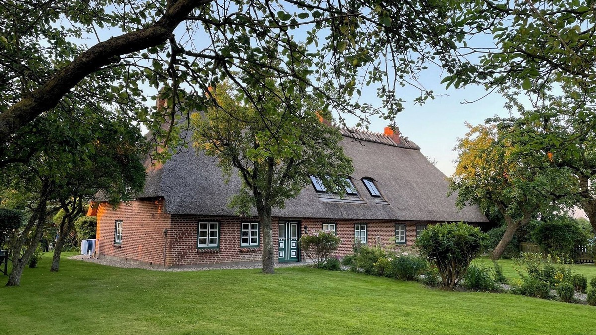 Hasselberg Apartment | West - wood-burning stove, shower, sauna, garden, terrace, close to the beach, child-friendly