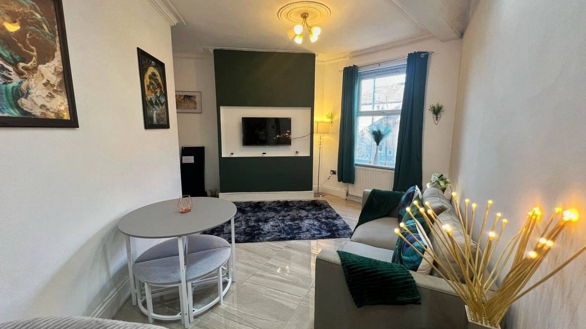 Huddersfield House | West Yorkshire Canal retreat