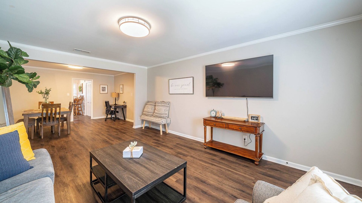 Decatur House | Westbury Mews-Cozy Townhome-3beds- 2full baths-sleeps6