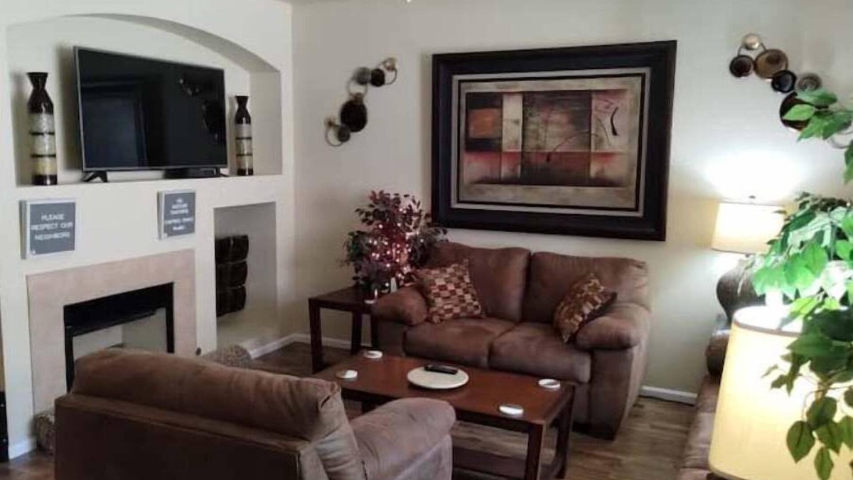 Northglenn House | Westbury Townhome with community pool