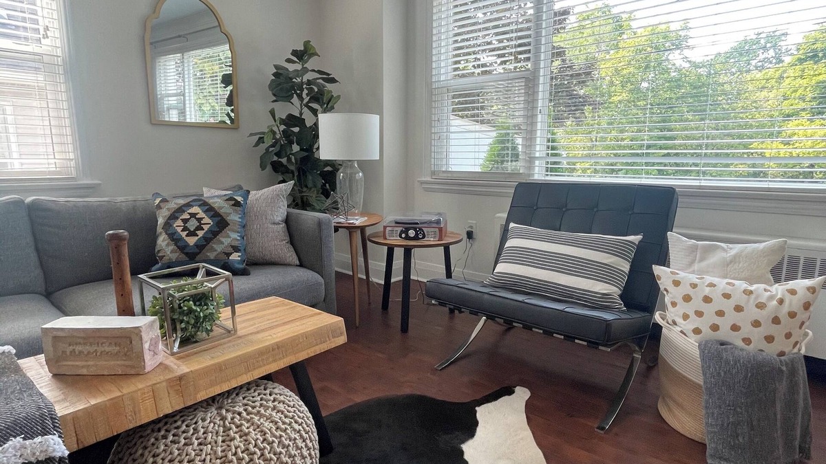 St. Catharines Apartment | WESTCHESTER RESET | Stylish 1BR w/Deck, Yard, BBQ, Extended Stays, Pets Welcome