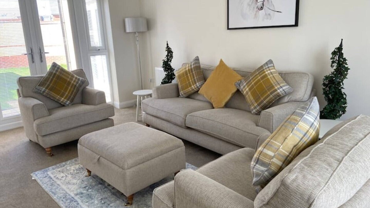 Milton Keynes House | Westergate - 4 Bed Luxury Home with free parking