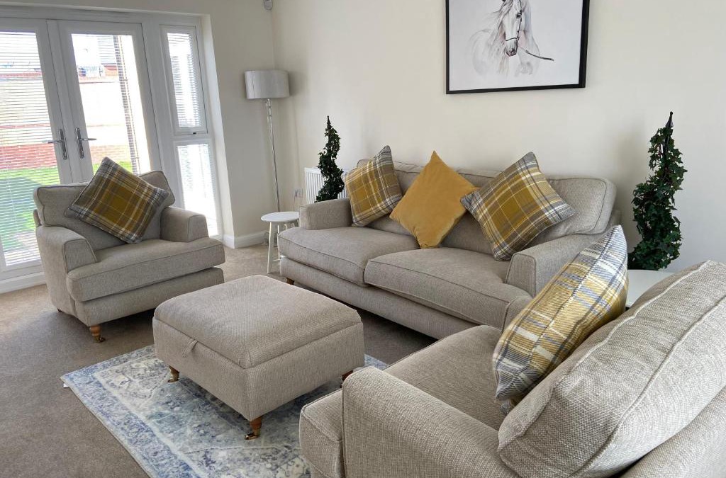 Milton Keynes House | Westergate - 4 Bed Luxury Home with free parking