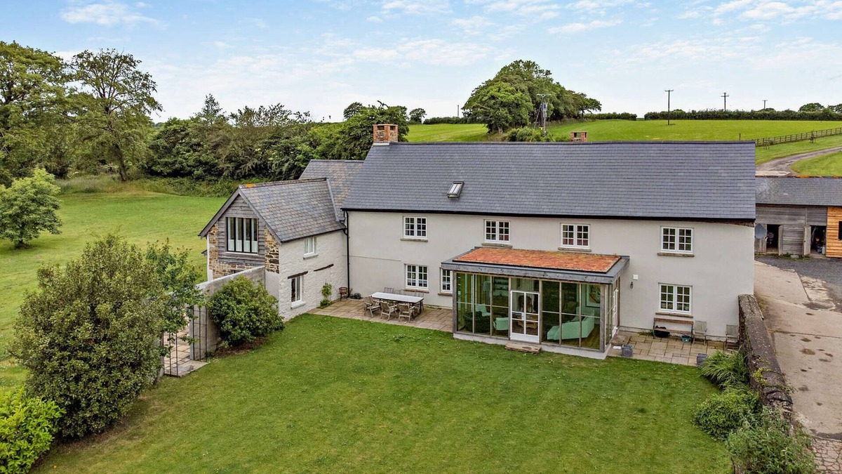 Christchurch House | Western Farm - Six Bedroom House, Sleeps 14