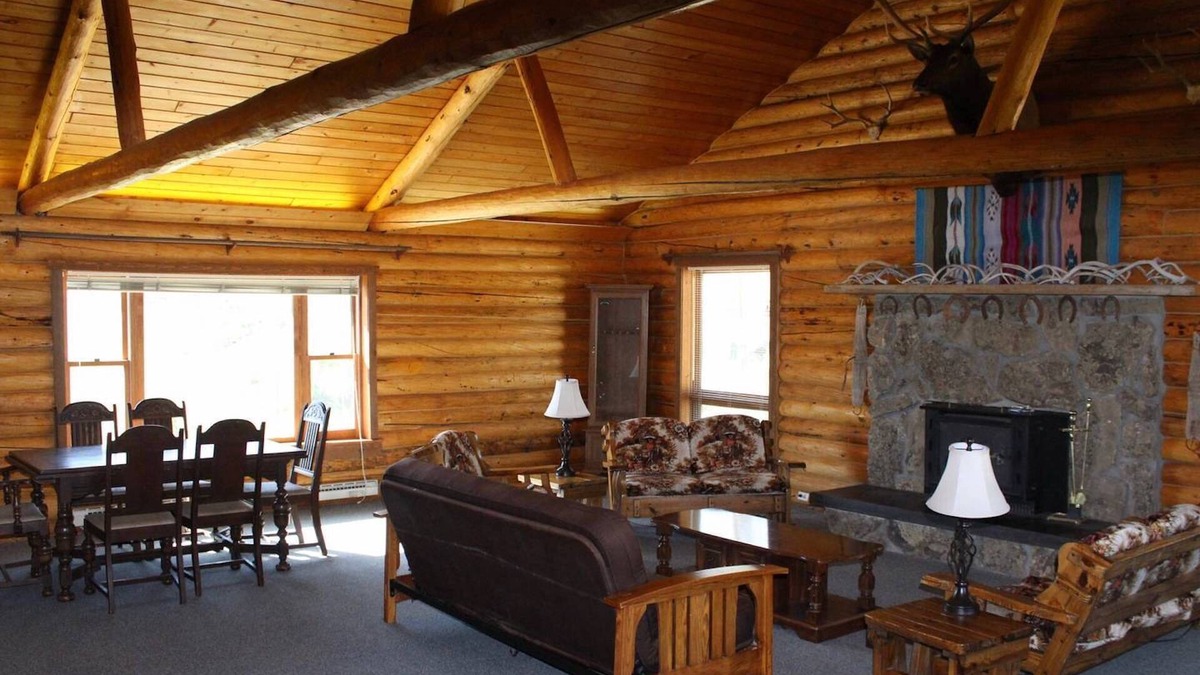 Wapiti Cabin | Western Lodge in Wapiti Valley near Yellowstone