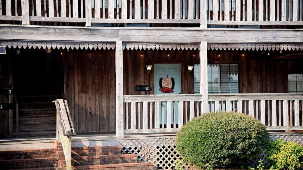 Lexington Apartment | Western Themed 1 bedroom, great location.