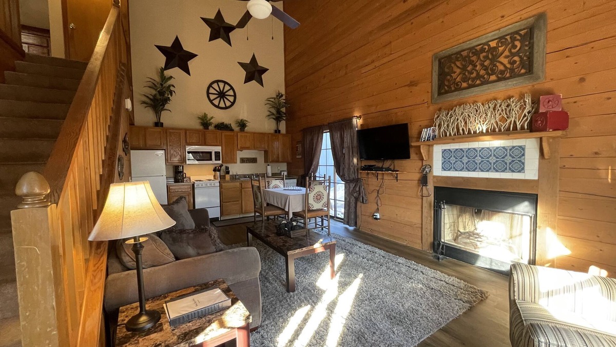 Table Rock Cabin | Western themed cabin condo close to Branson fun, area lakes, and pet friendly