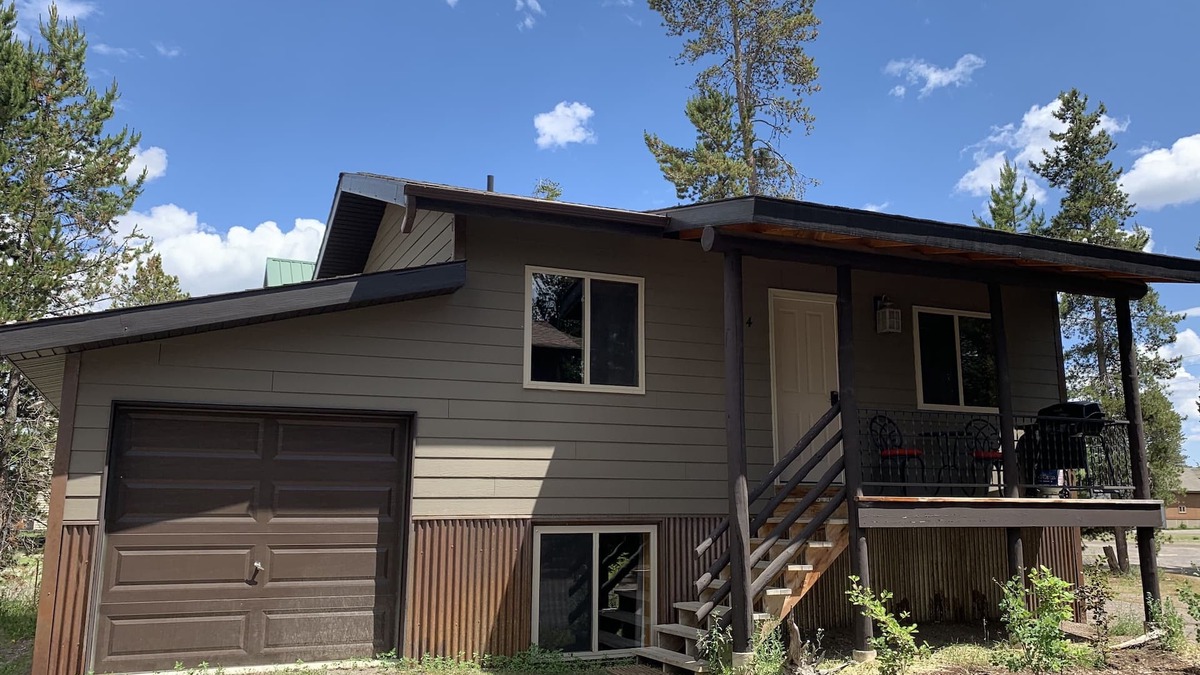 West Yellowstone House | Western themed Cabin in Quiet neighborhood - 1 mile to Yellowstone Park!