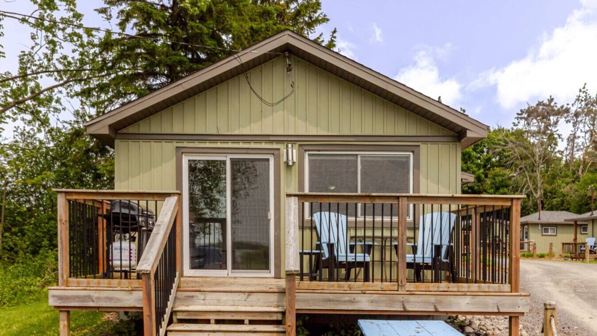 Bloomfield House | Westlake Cottages - Wellington Lodge, right on the lake