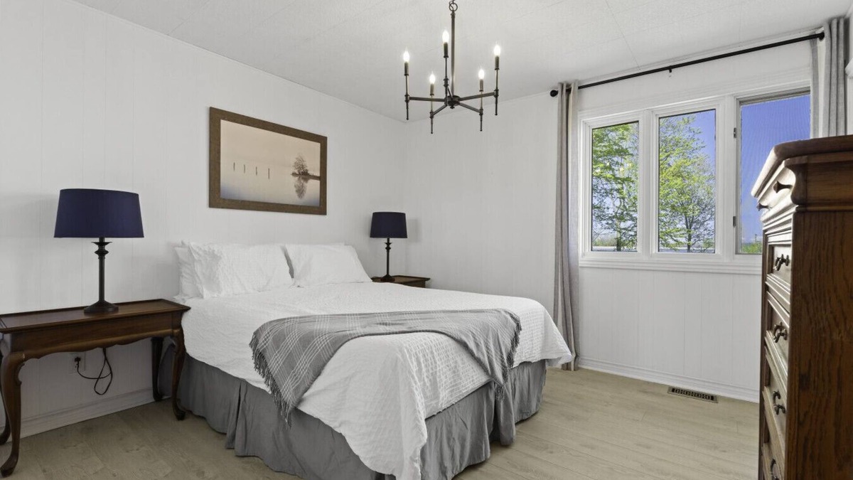 Picton House | Westlake waterfront, hot tub, dock,4 mins to beach