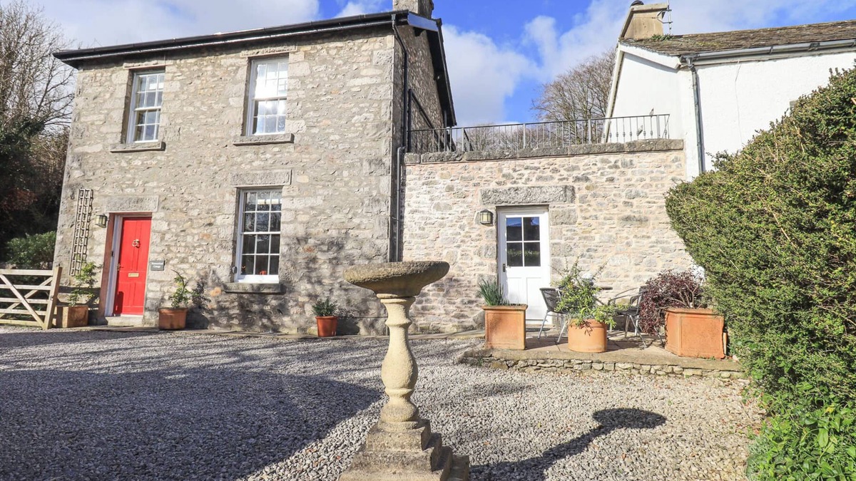 Kents Bank Cottage | WESTMORLAND COTTAGE, pet friendly, with a garden in Grange-Over-Sands