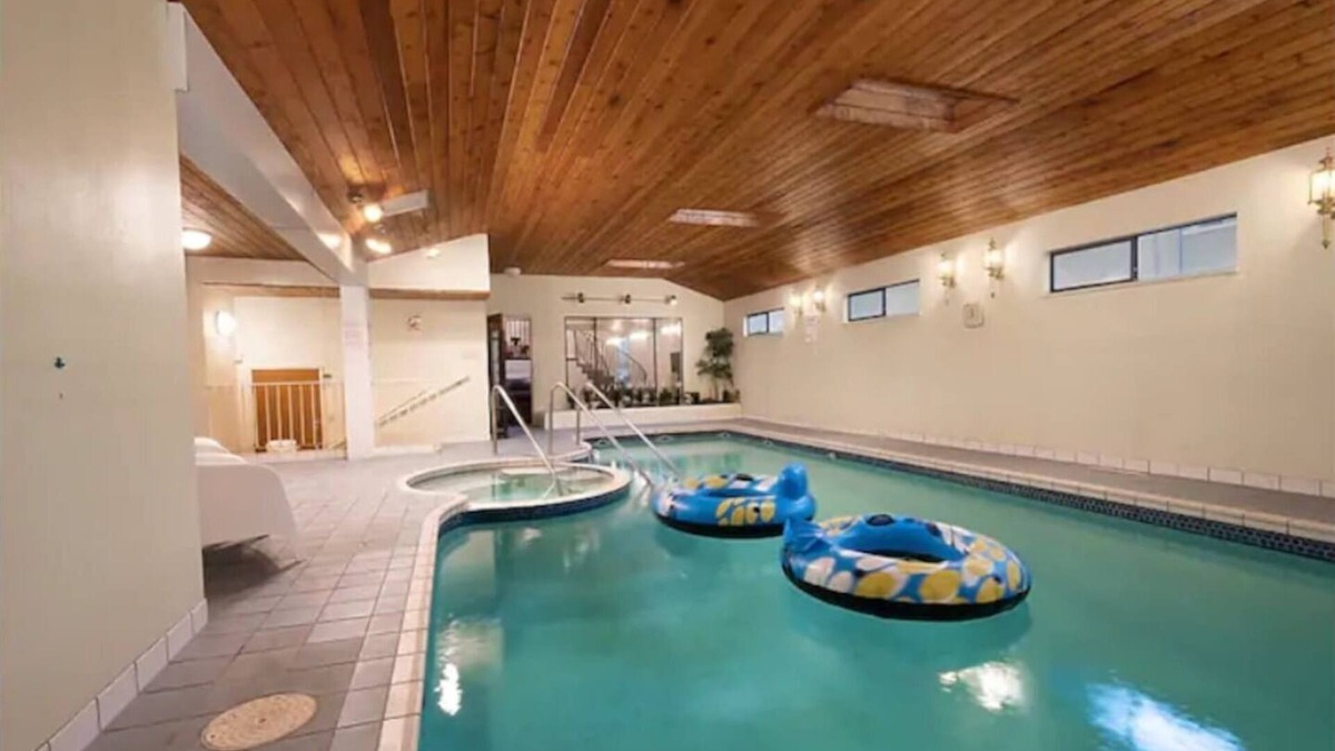 Shaughnessy House | Westside Pool Home-8 min to Downtown by CAD Line