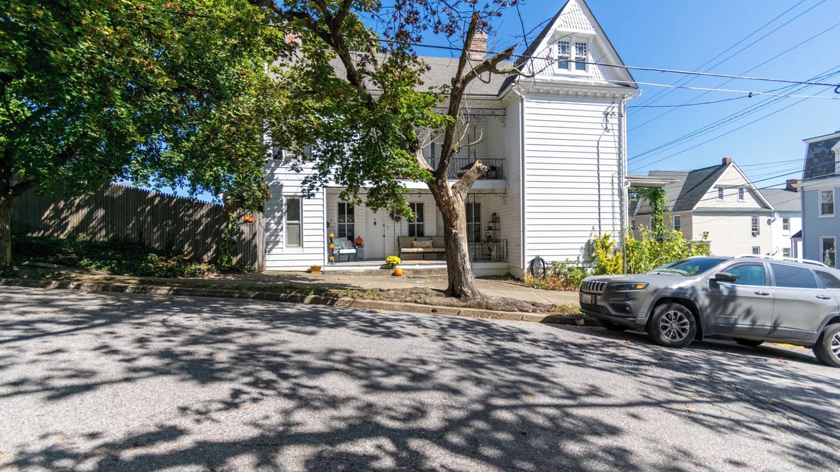 Westminster House | Westy House - old world charm with modern upgrades in this downtown victorian.