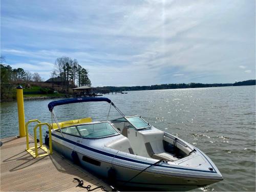 Prosperity Church Road Boat Rental | Wet anchor Tours