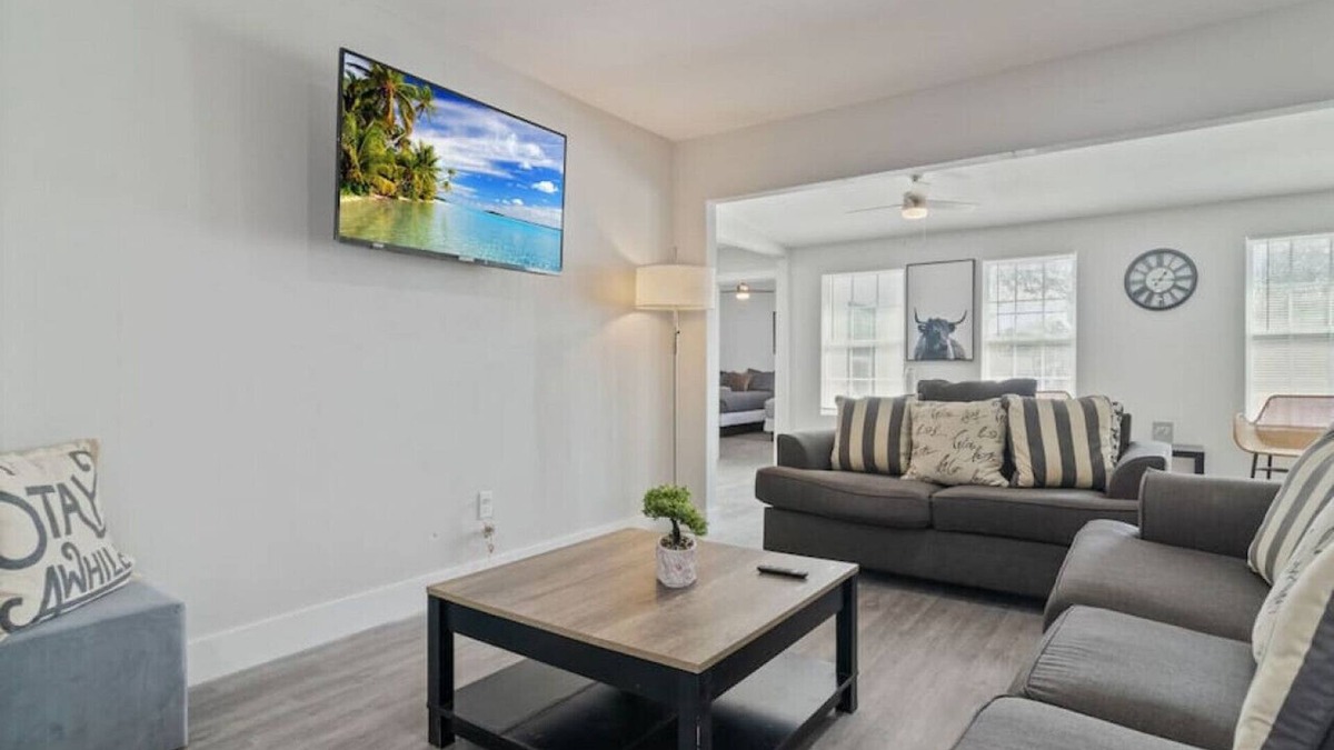 Jefferson House | WeWelcome you to our 4 Bed 3 Full Bath Duplex