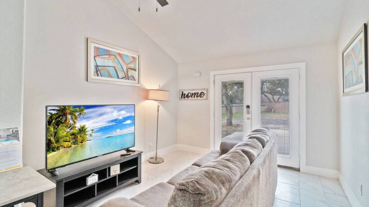 Whispering Oaks House | WeWelcome you to our Suburban Luxury Apartment