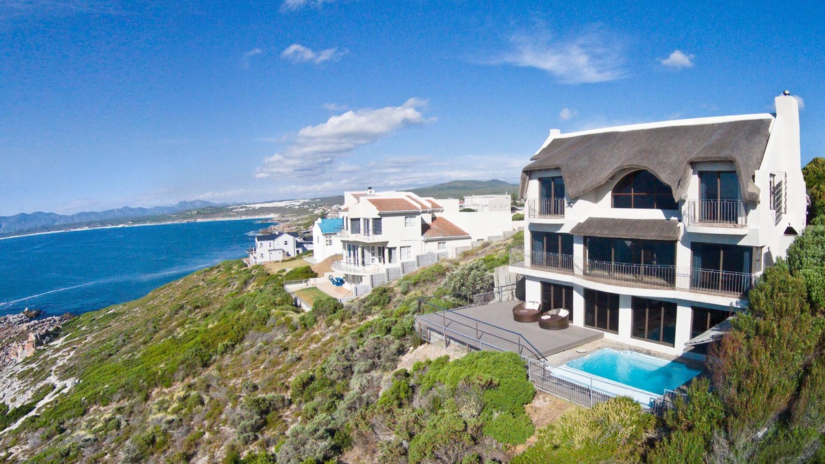 De Kelders Villa | Whale Huys: Direct ocean-front villa, 4br/ba, Wifi, Infinity Pool