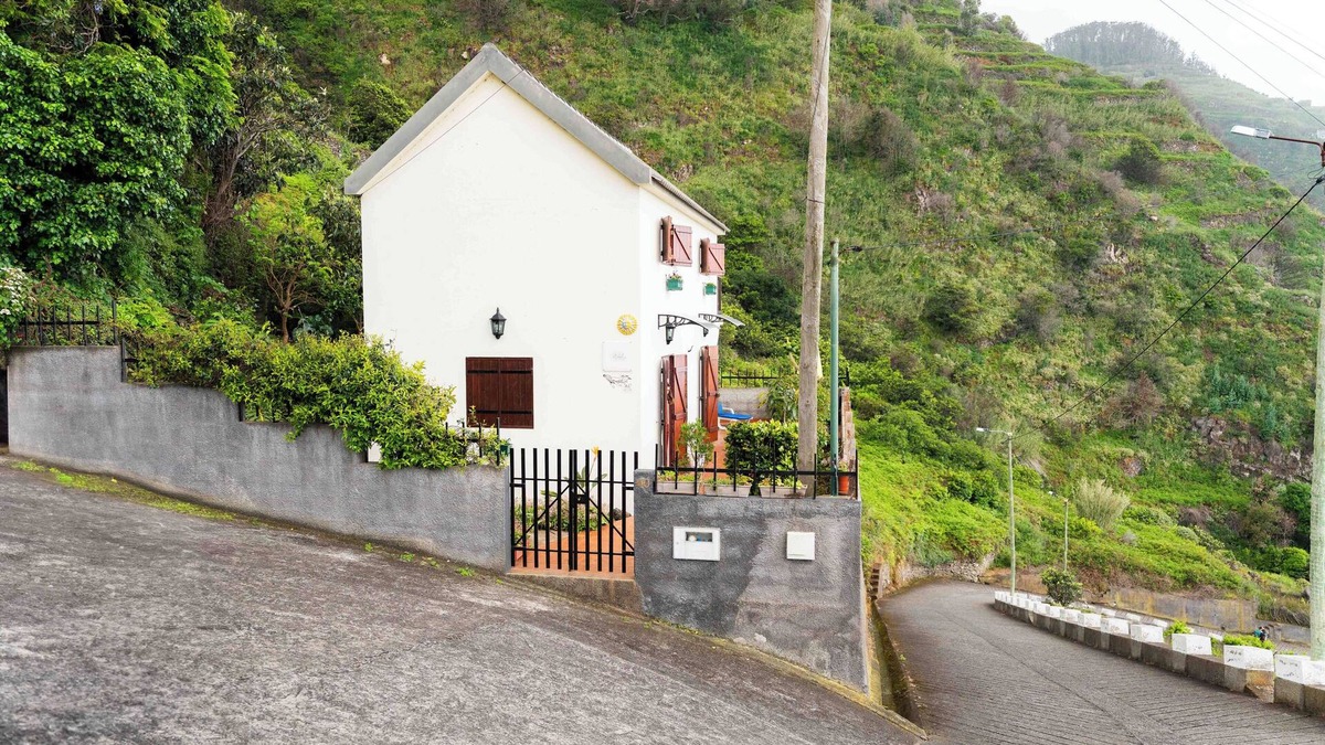 Porto Moniz House | Whale's lodge - rustic villa on a hillside in Porto Moniz