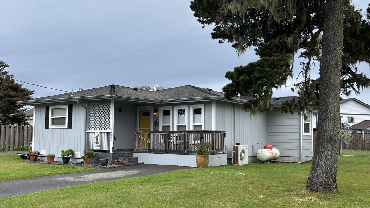 Crescent City North House | Whale Watch Cottage 1 block from beach