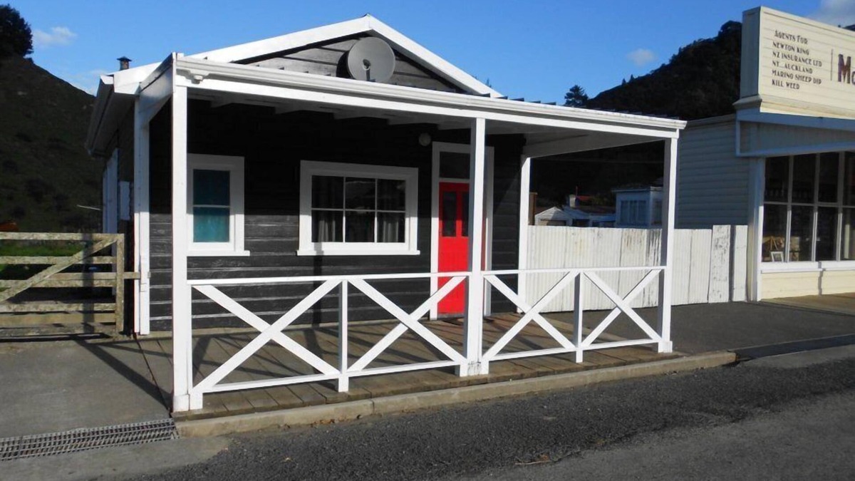 Whangamomona Cottage | Whanga Butcher Shop Whangamomona