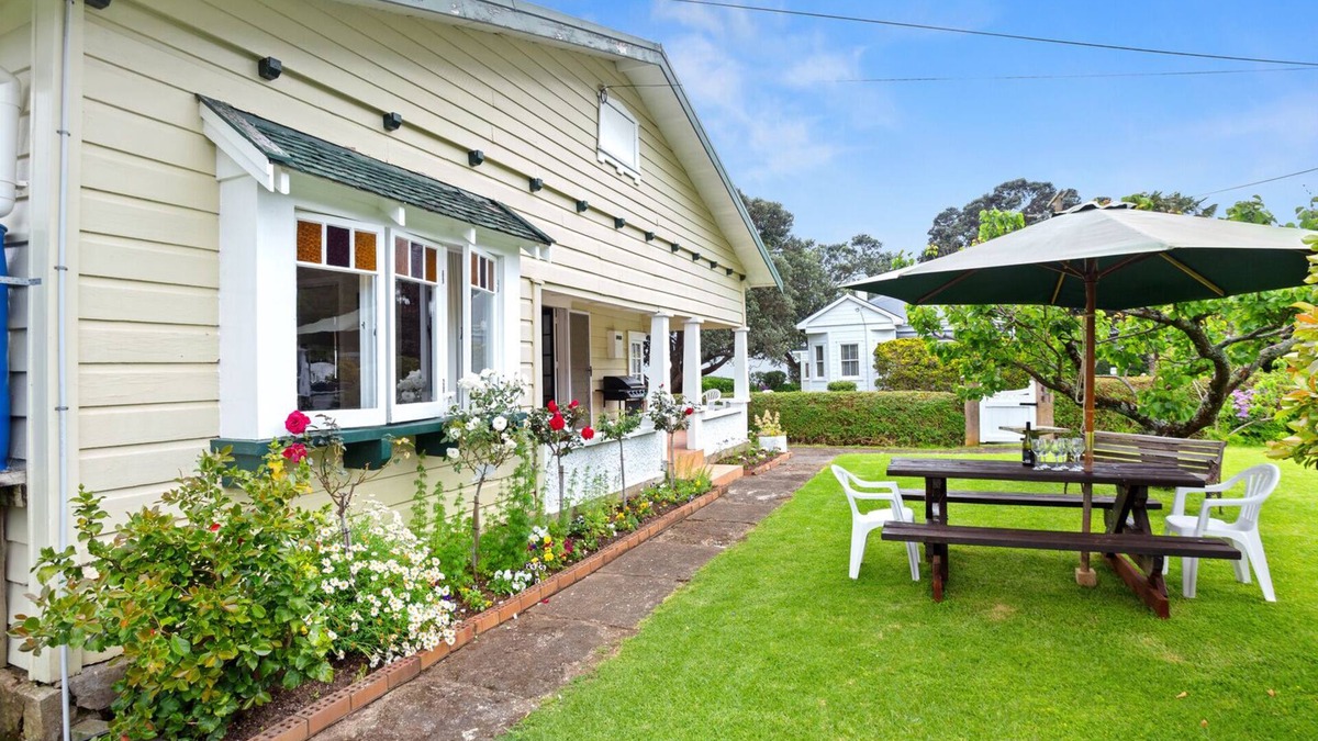 Thames House | Whare Nui on Rennie - Thames Holiday Home