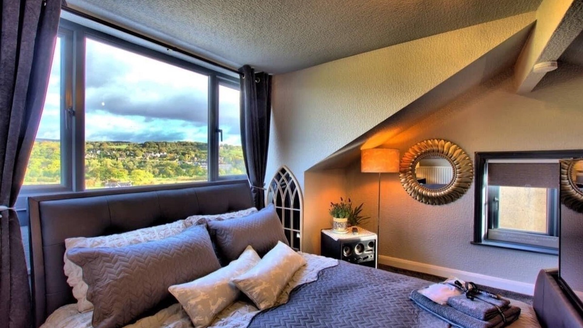 Ilkley House | Wharfe View Cottage Ilkley. Spectacular views. Designer inspired. Cosy.