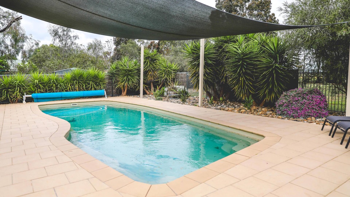 Echuca House | Wharparilla House - Echuca - Large family home with pool