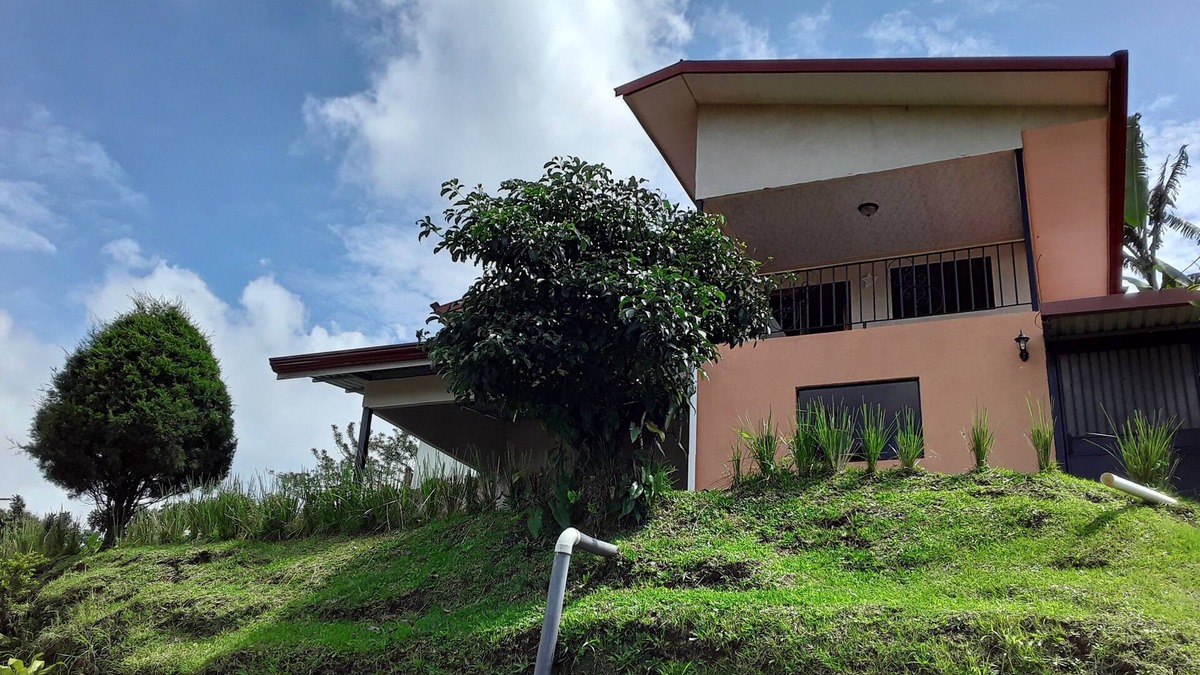 Grecia House | What A Retreat! In a pleasant neighborhood in the beautiful hills above Grecia.