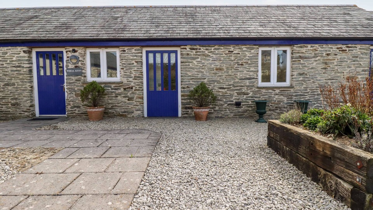 Newquay Cottage | WHEAL KITTY, pet friendly, with a garden in St Newlyn East