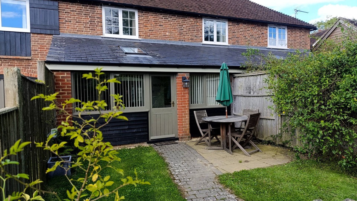 Upper Dicker Cottage | Wheat cottage, Chiddingly, spacious and well equipped character accommodation