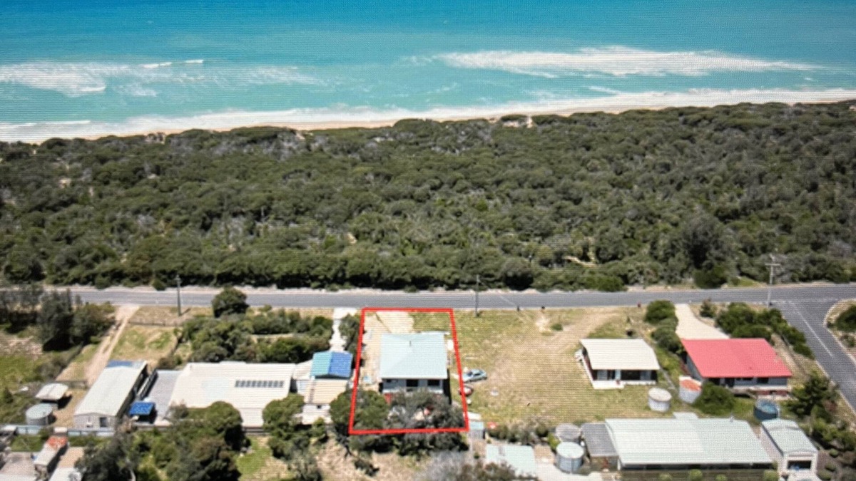 Paradise Beach House | Wheeler’s Paradise. 4 Bedrooms, 2 Baths n 4-5 car park