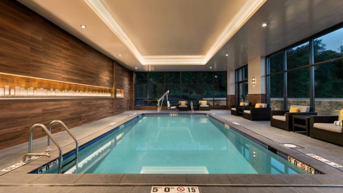 Berkeley Heights Hotel | Where Comfort Meets Style! Indoor Pool, Free Breakfast, Pets Allowed!
