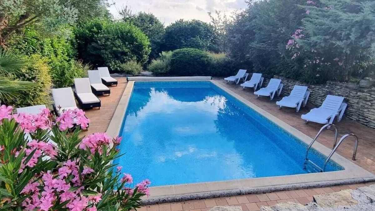 Marmande House | Whether you're looking for peace and quiet with your family or fun with friends, Bel Air is the place for you!