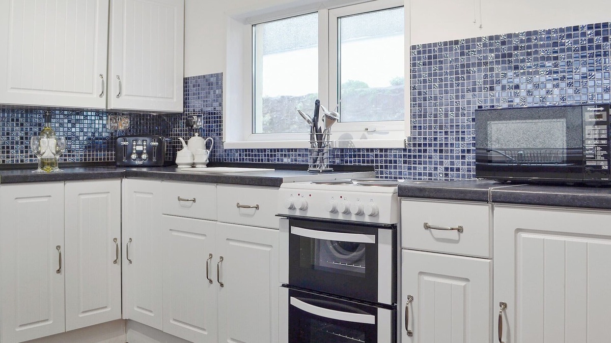 Kenfig Hill Cottage | Whether you want a taste of city life or a day at the beach, Ty Bryn is well placed for either.