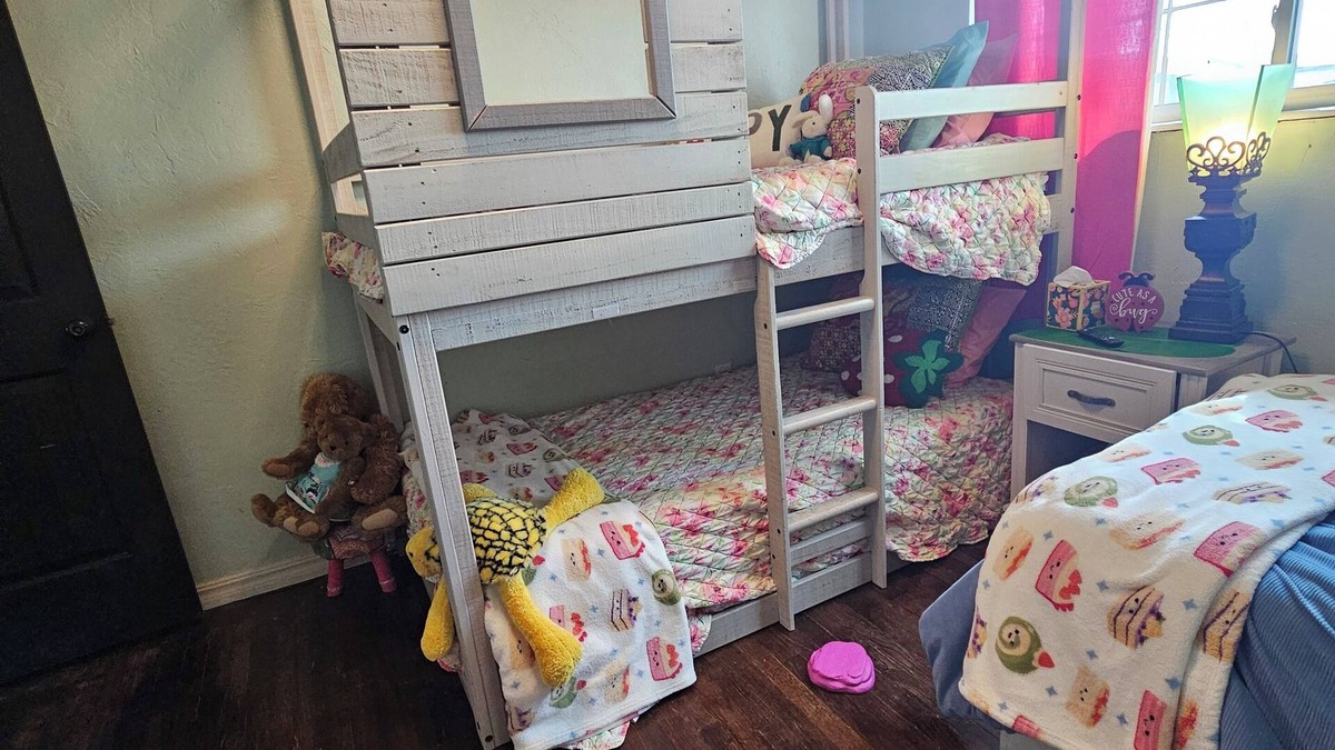 Midwest City Cottage | Whimsical 3 bd cottage for families and pets. Sleeps 7, free wifi/snacks