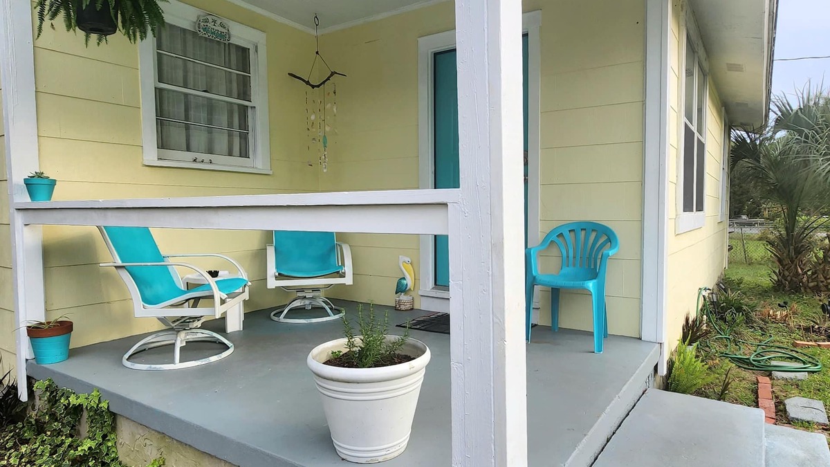 Pensacola House | Whimsical beachy little house near NAS/Dwntn
