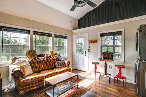 Brownwood House | Whimsical Cabin with Grill Less Than 4 Mi to Lake Brownwood!