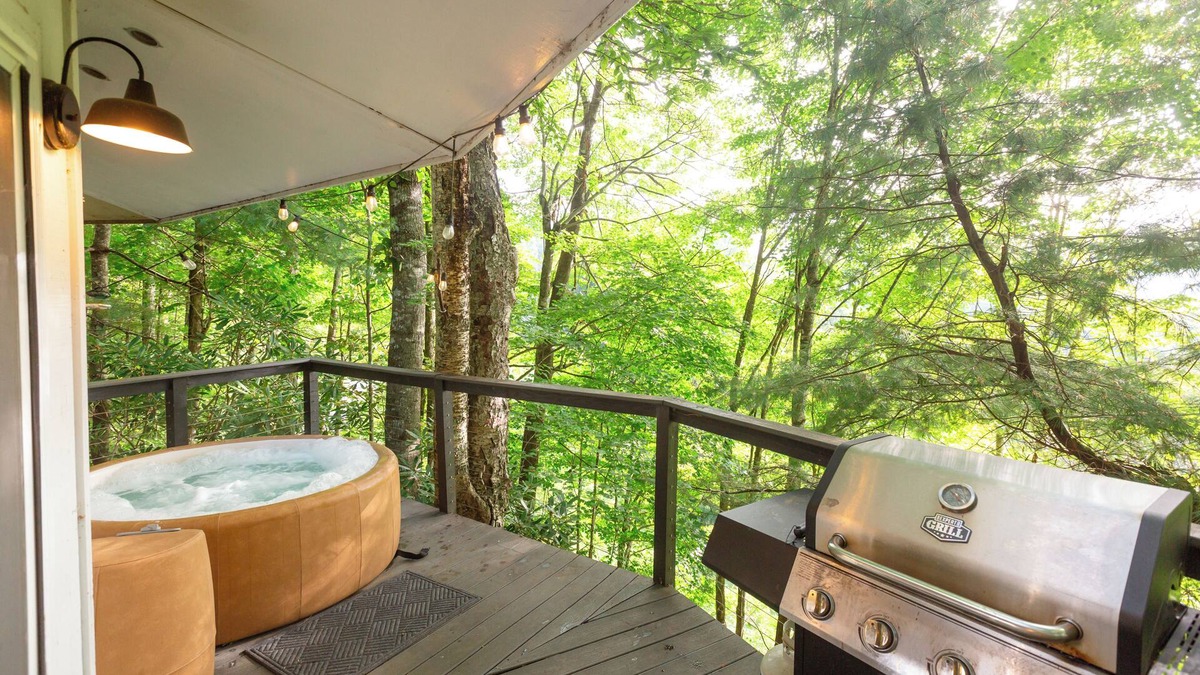 Wolf Laurel Cabin | Whimsical Mountain Roundhouse Among the Trees