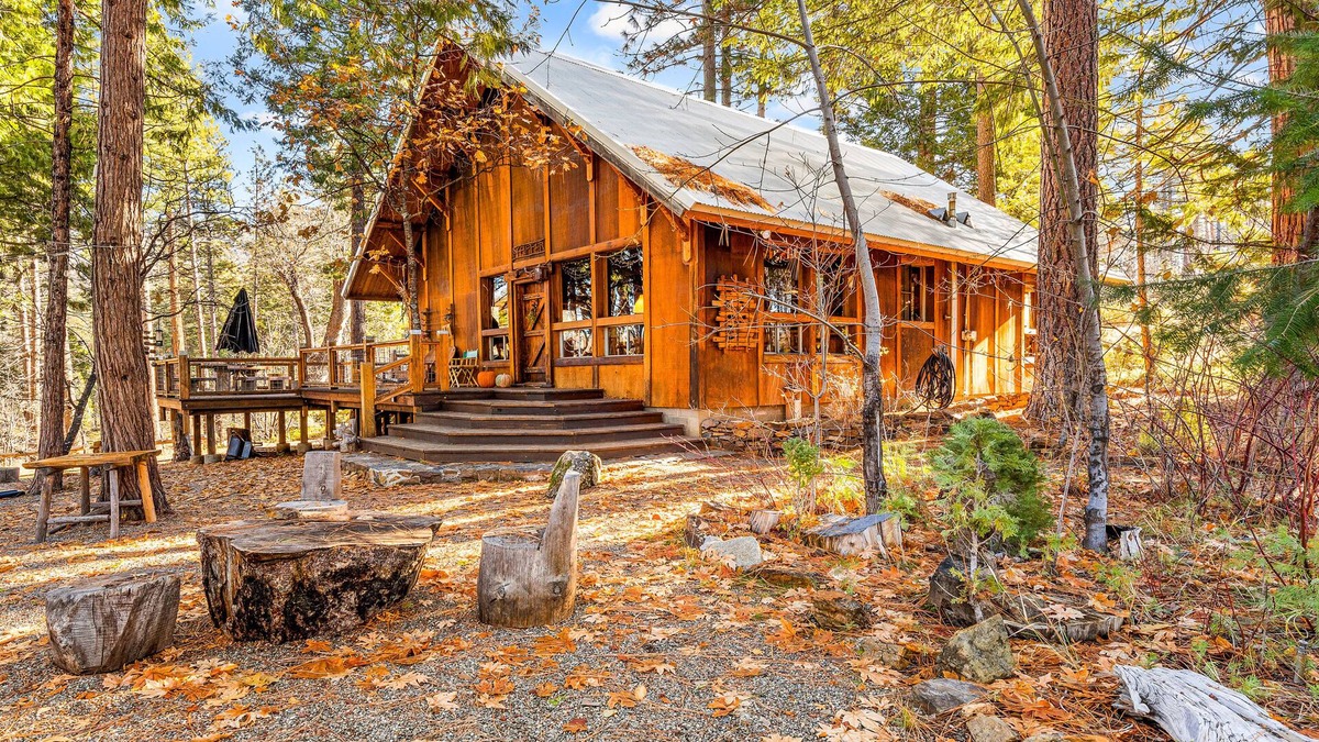 Groveland Cabin | Whimsical outdoor retreat with a pizza oven, firepit, game room, grill, & AC