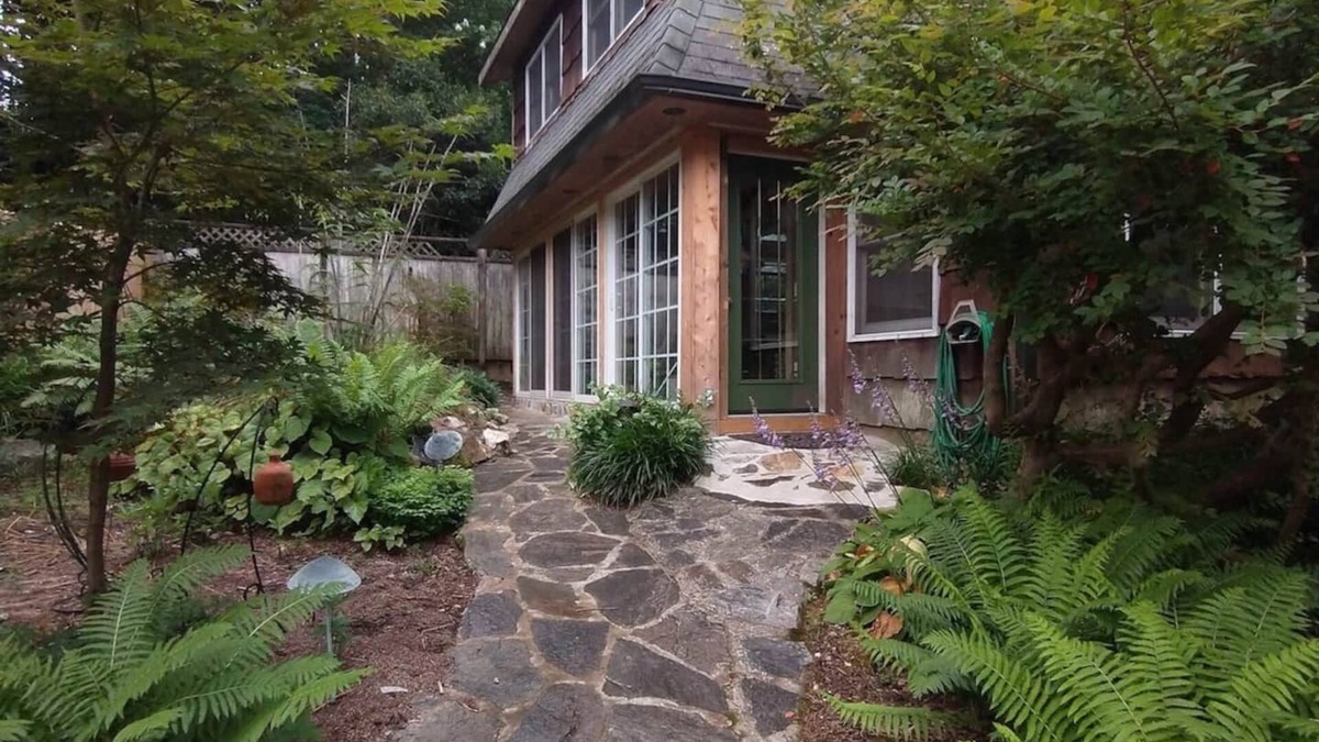 Southwest Raleigh House | Whimsical, Walkable, Garden Gem - The Famous Raleigh Mill House