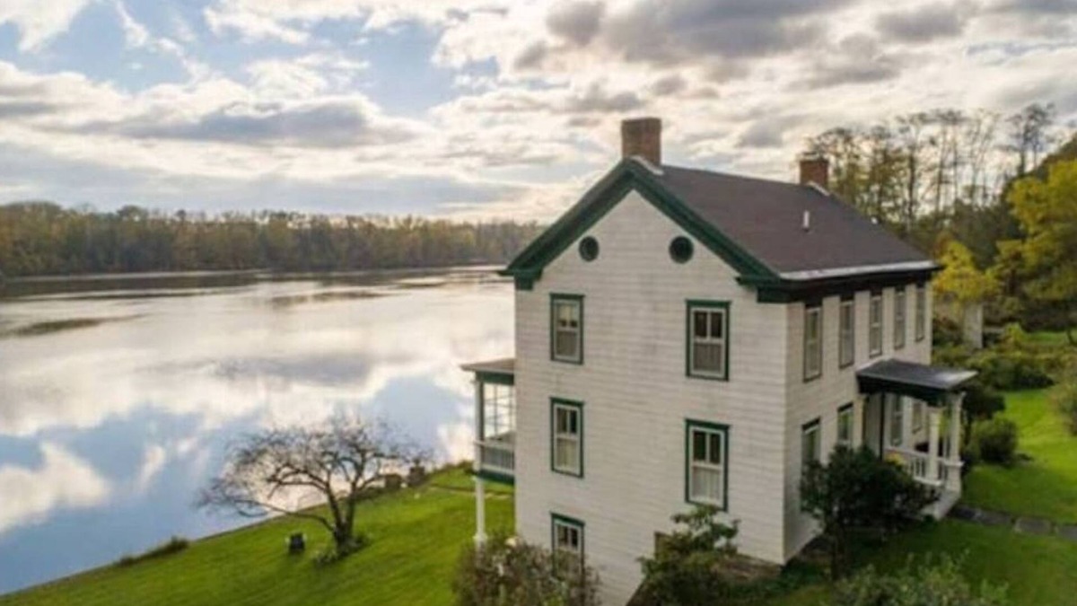 Town of New Baltimore House | Whip's River House - 1850's Riverfront Home in Hamlet of New Baltimore