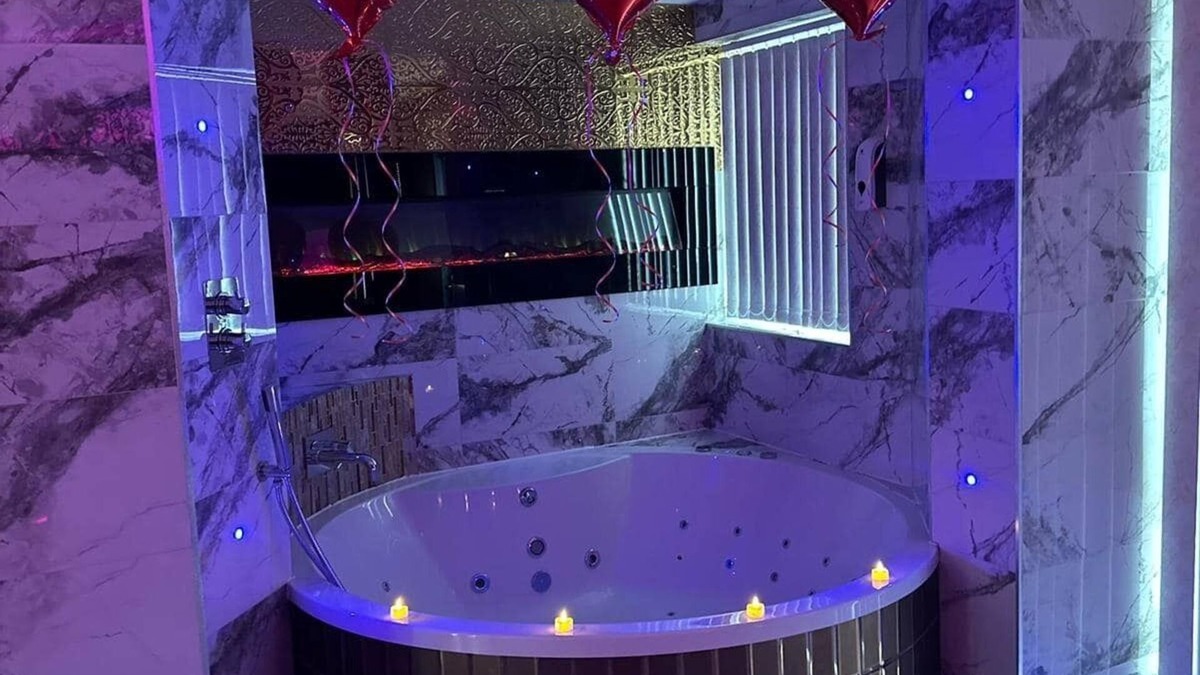 Bradford Apartment | Whirlpool Spa Bath Apartment 12