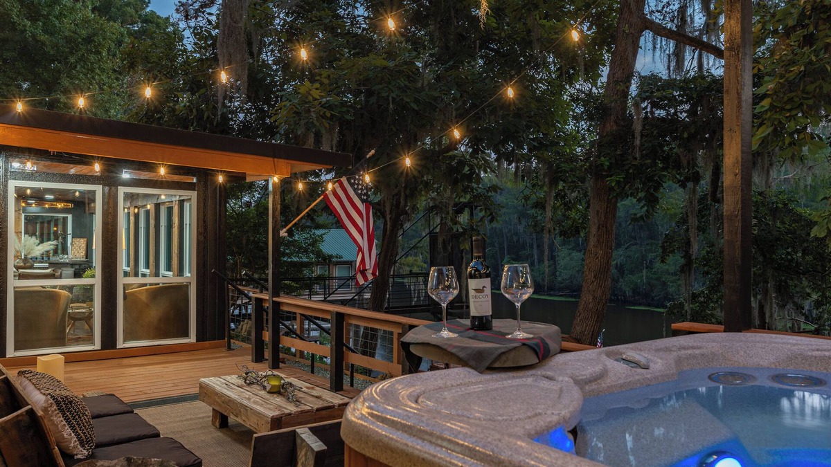 Jefferson Cabin | Whiskey Barrel, Hot Tub, Waterfront, Pickleball & Game Room