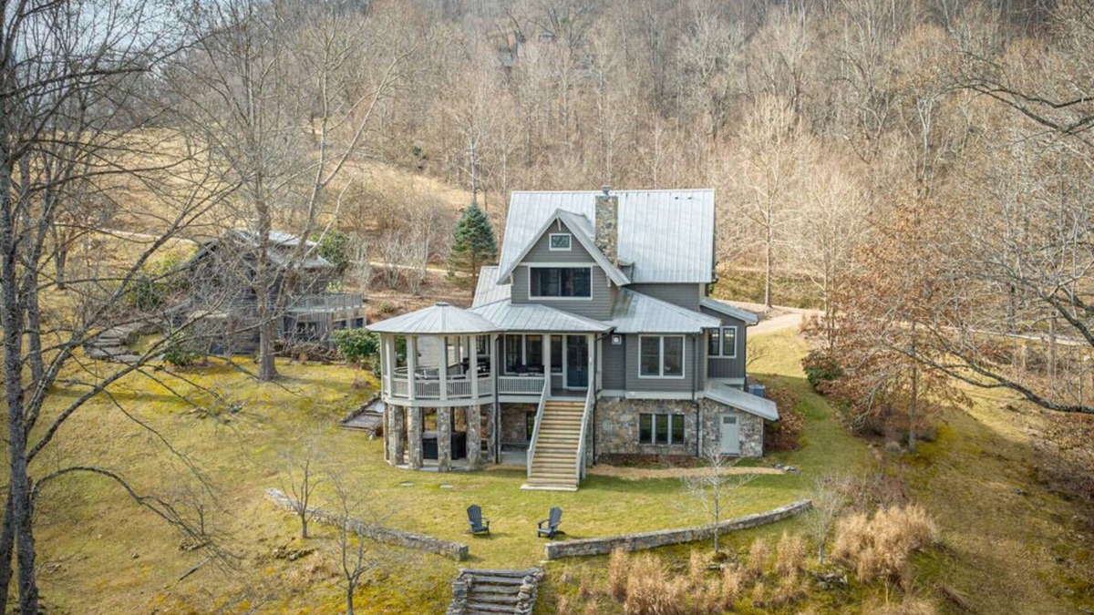 Leicester House | Whisper Mountain Lodge | Luxurious Home with Long-range Mountain Views